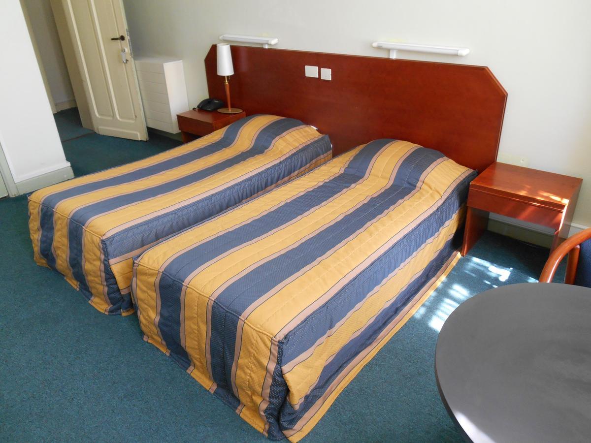 Hotel Old Tom Ieper Bagian luar foto